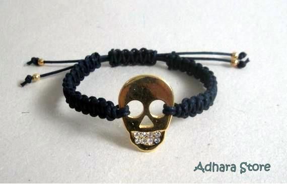 Pulseira Preta Macramê com Caveira